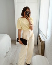 Traje amarillo mantequilla