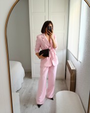 Traje rosa